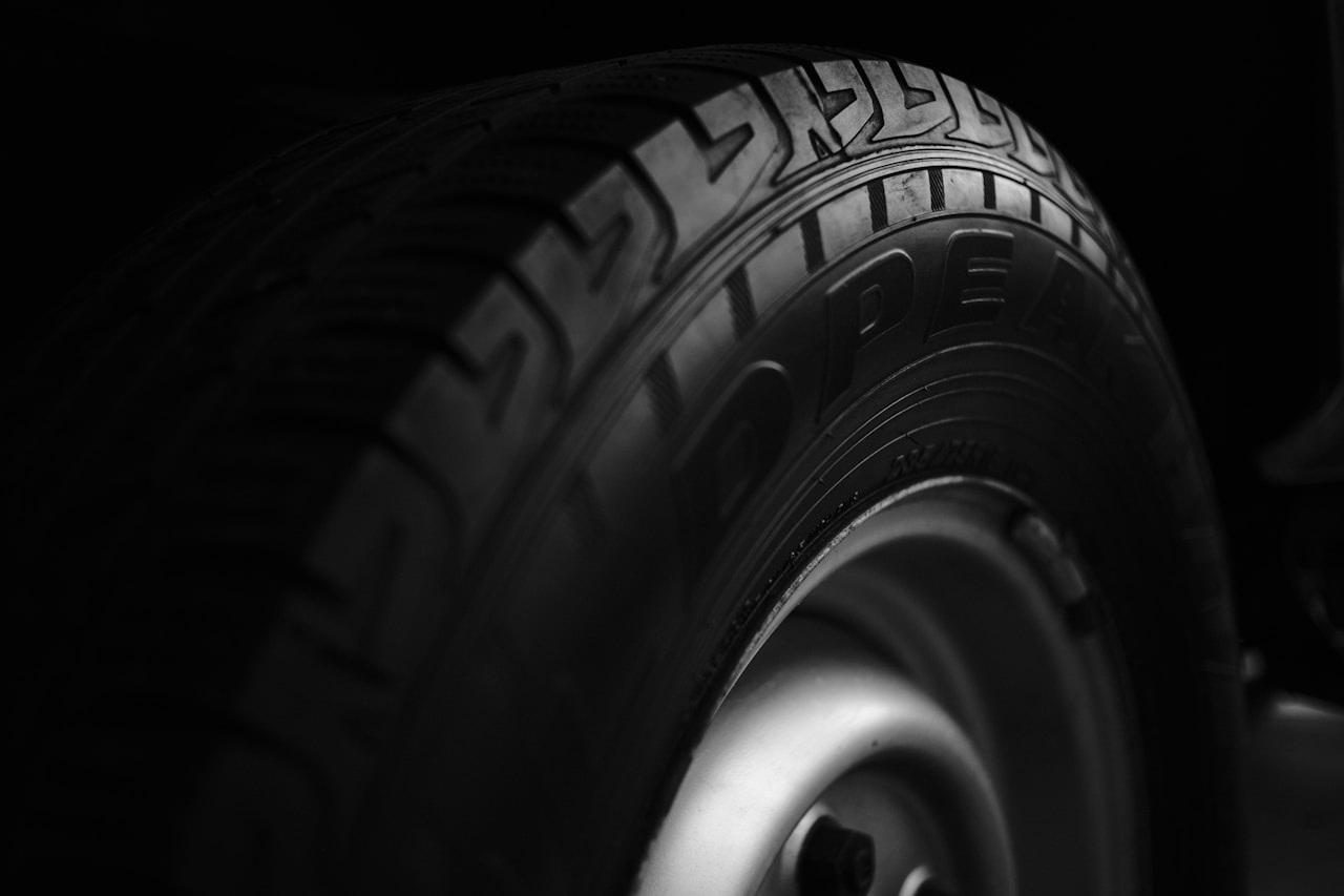 Muore schiacciato mentre cambiava le gomme